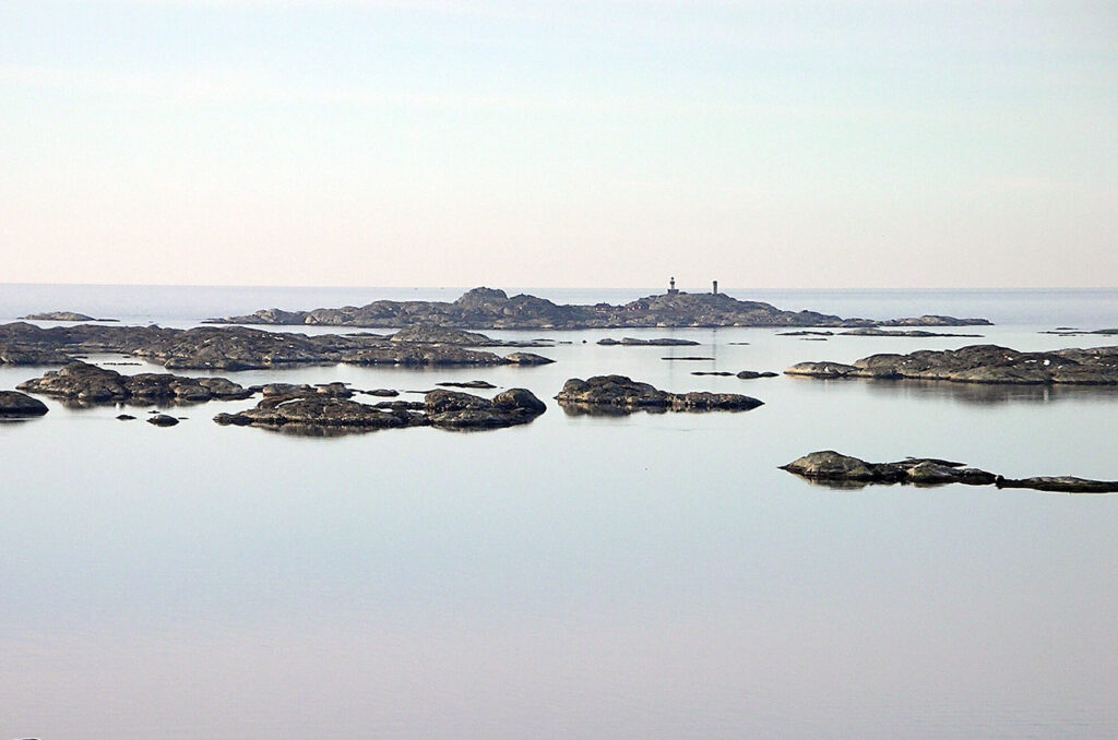 Vy över Kosterskärgården med Ursholmens fyrplats längst ut.