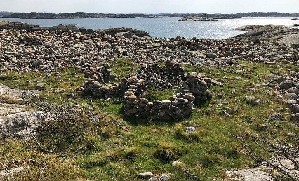 Någon har utan lov byggt upp stenmurar av klappersten på en ö i Kosterskärgården.