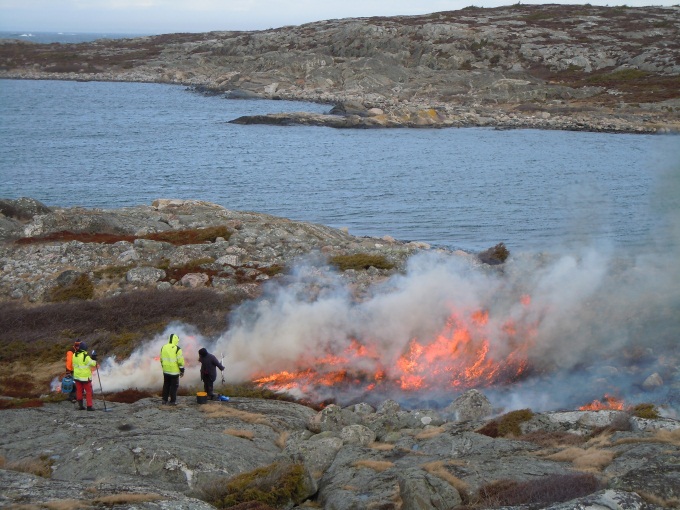 Det brinner och ryker när man eldar ljung på Långegärdesholmen, Sydkoster.