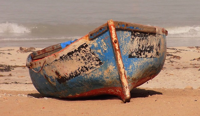 Båt uppdragen på en strand